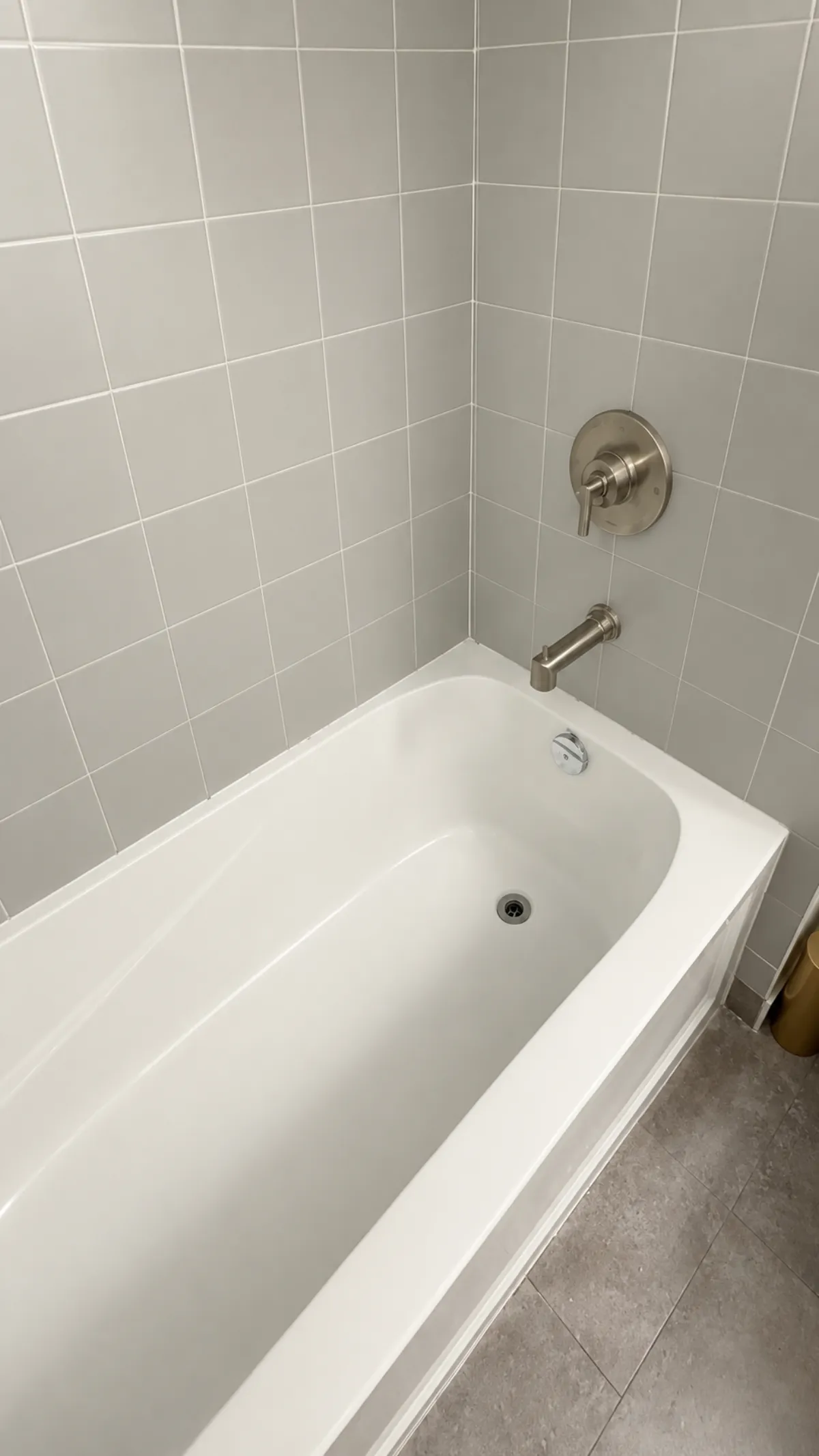Bathtub and tile after detailed cleaning