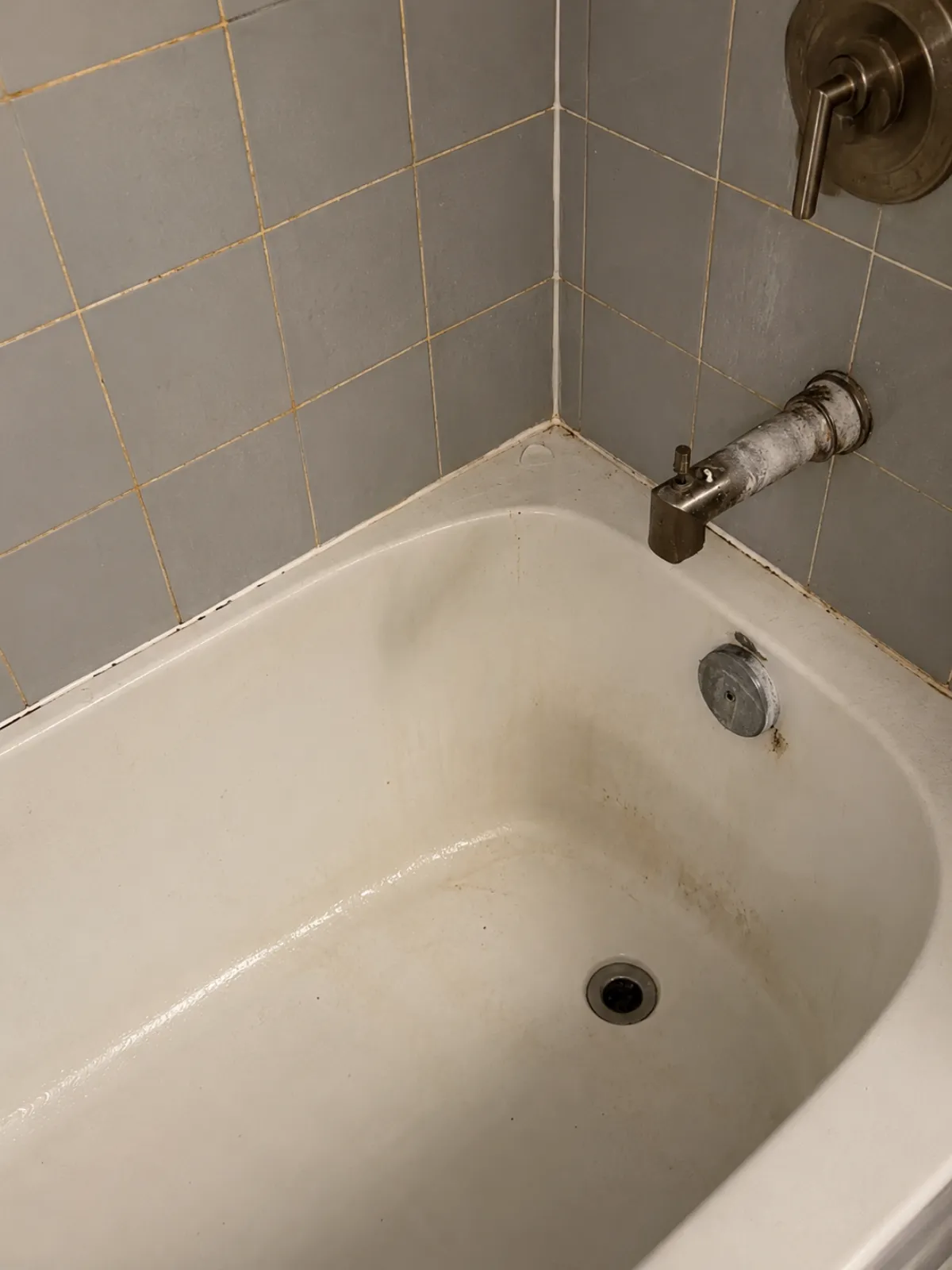 Bathtub and tile before detailed cleaning